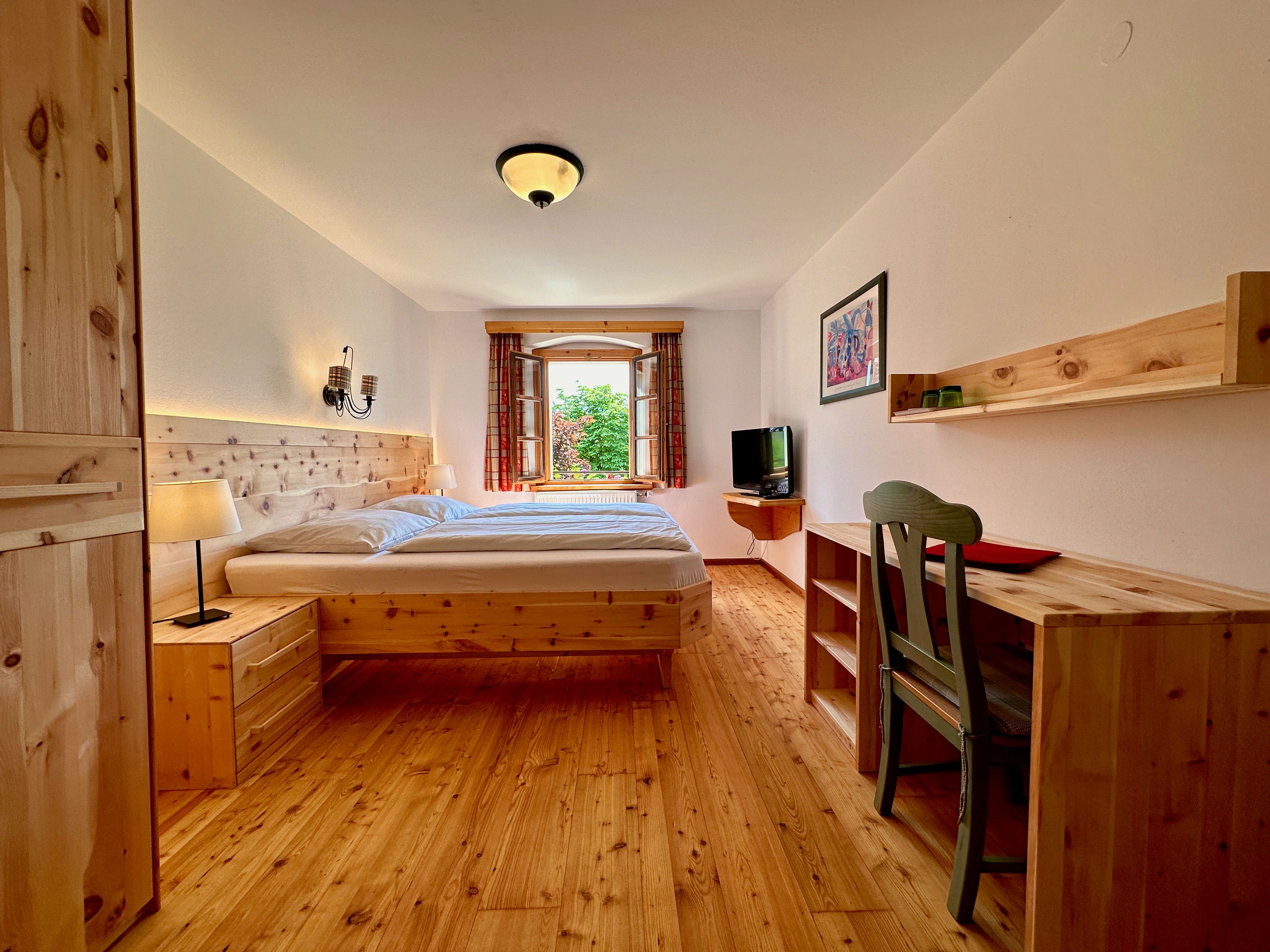 Traditionelles Doppelzimmer mit Zirbe